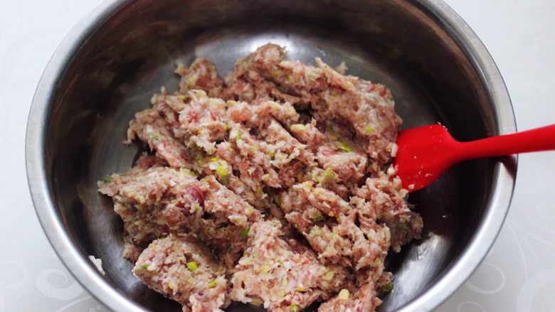 香炸猪肉豆腐丸子,把绞好的肉馅放入一个大一点的容器里。
