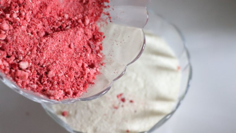 草莓牛轧糖，酸甜美味新年糖,草莓粉和奶粉混合匀。坚果干果放置到一个容器混合匀