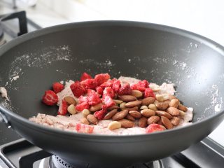 草莓牛轧糖，酸甜美味新年糖,放入准备好的坚果干果。