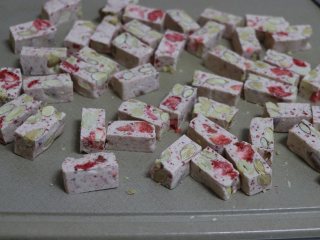 草莓牛轧糖，酸甜美味新年糖,再分成大小合适的块。