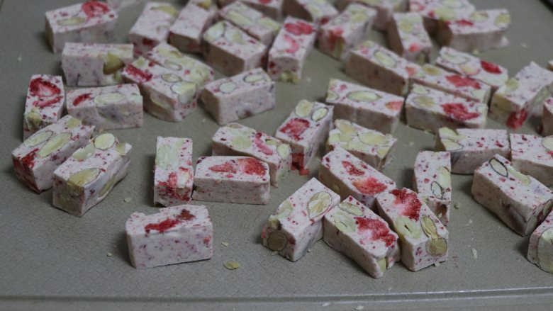 草莓牛轧糖，酸甜美味新年糖,再分成大小合适的块。