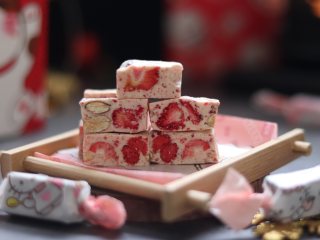 草莓牛轧糖，酸甜美味新年糖,过节分享给小伙伴们吧