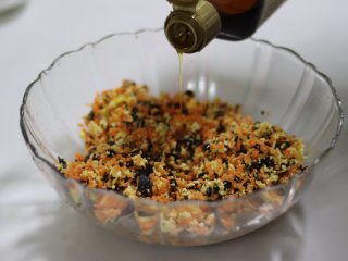 年味浓浓的黑麦蒸饺，为健康加分,放到调馅的碗中，加入生抽，香油，和适量的盐，搅拌均匀。