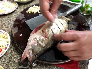 #年年有鱼#桃花流水鳜鱼肥➕家常清蒸鳜鱼,在鱼身抹上适量的食盐