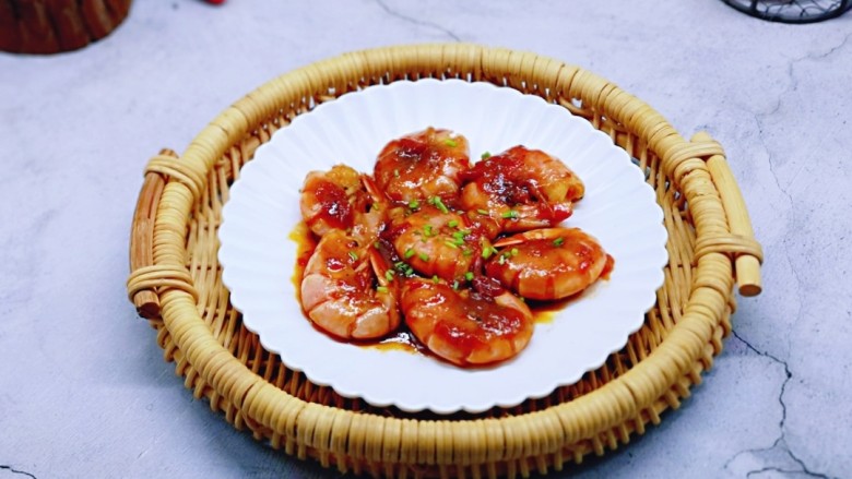 红虾尾这样做味道太赞了,盛出装盘，撒上葱花，酸甜鲜嫩。