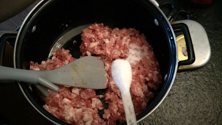 鸡汁荠菜百叶包✨,在肉馅里加入两小勺盐。两小勺糖。