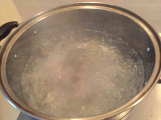 鸡汁荠菜百叶包✨,;在一个大锅里煮一碗水烧开，准备要烫荠菜了。