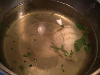 鸡汁荠菜百叶包✨,在刚刚。煮荠菜的水里再煮半个冬笋。大火20分钟。