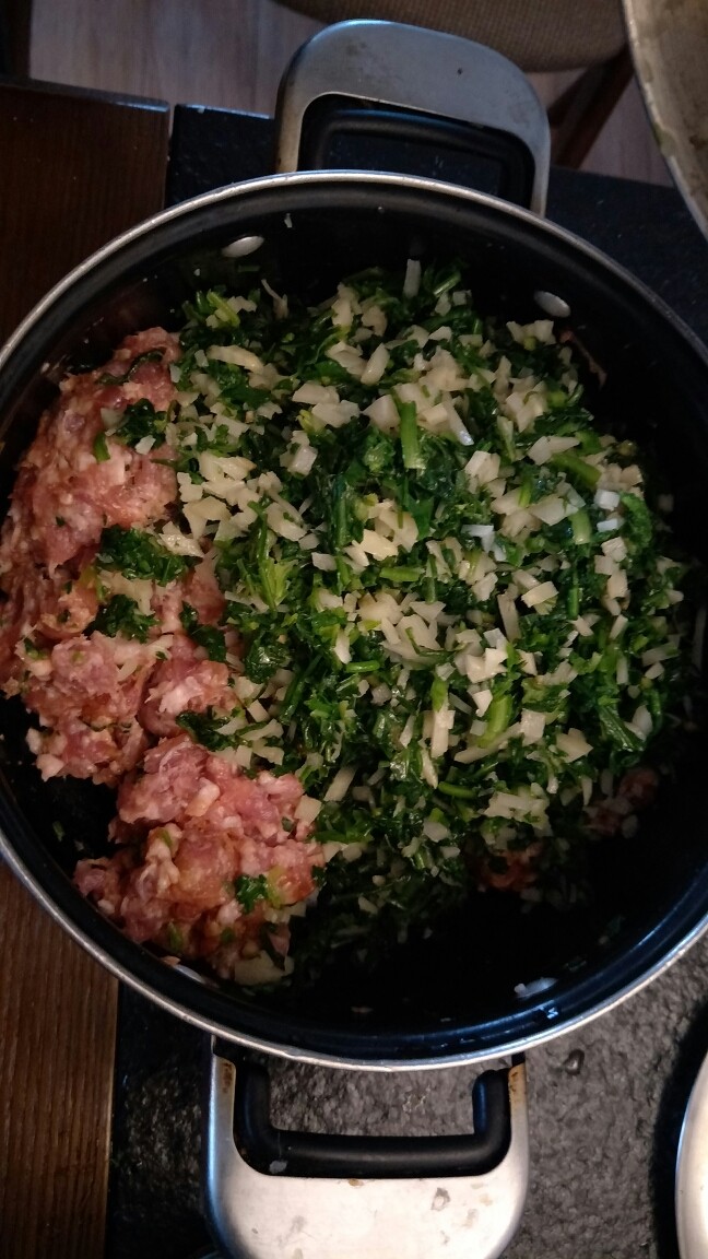 鸡汁荠菜百叶包✨,再把荠菜冬笋碎和肉馅儿混合。