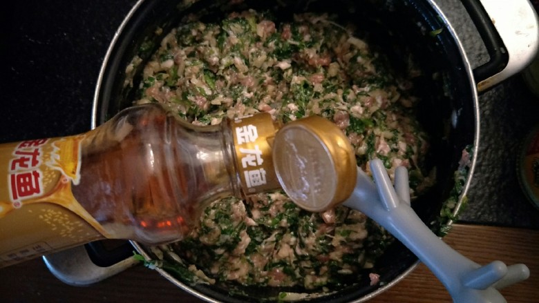 鸡汁荠菜百叶包✨,混合后加入香油调味。