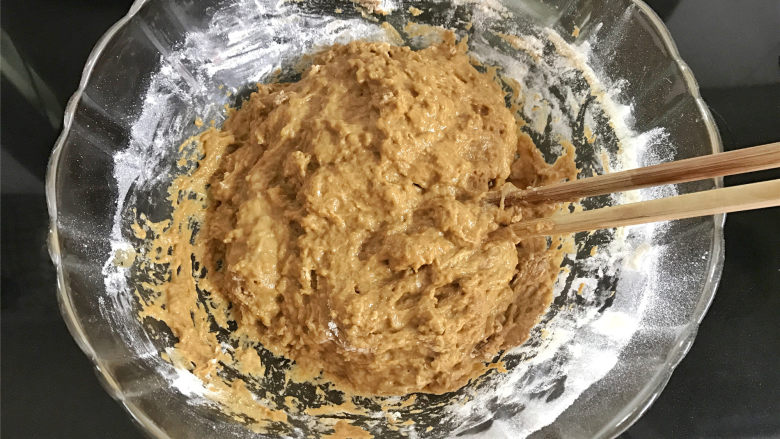 红糖发糕,酵母和面粉混合均匀后，把放晾的红糖水倒入。