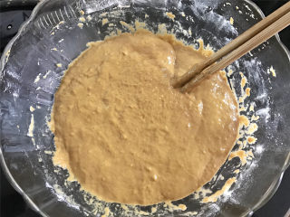 红糖发糕,用筷子搅拌至无干粉状的比较浓稠的面糊即可。