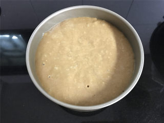 红糖发糕,放在温暖处进行发酵，发酵至两倍大，表面出现小汽泡就可以取出。