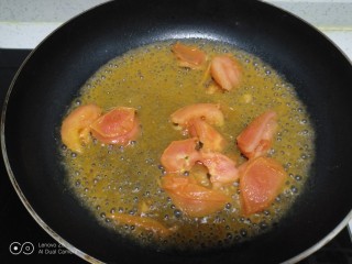 西红柿炖鱼块,锅中放入少量油，炒软西红柿块。