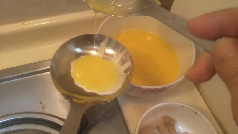 “金元宝”蛋饺,加入一勺蛋液。