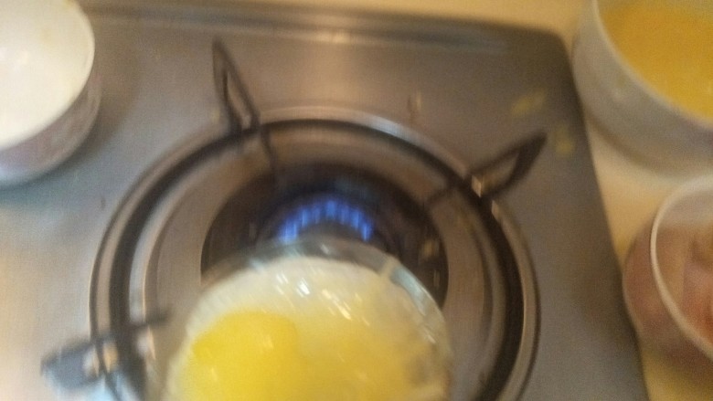 “金元宝”蛋饺,马上把蛋液滚开，煎成金黄色的蛋皮。