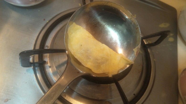 “金元宝”蛋饺,慢慢把蛋皮盖下来变成元宝状的。