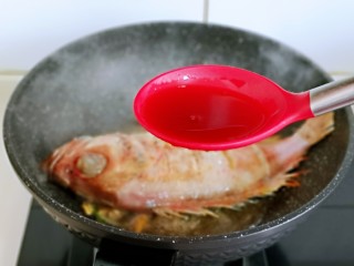 #年年有鱼#红烧红石斑,加入腌制鱼的调味料。