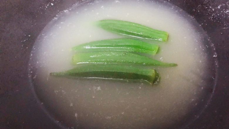 秋葵拌三文鱼,煮两分钟