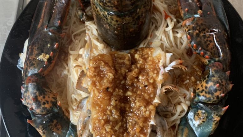 年夜饭—蒜蓉蒸龙虾,上锅蒸5分钟