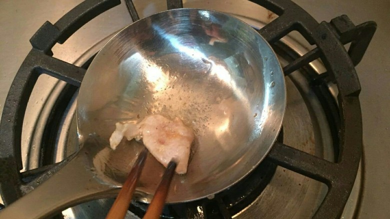 “金元宝”蛋饺,把勺子烧热。放一块肥肉把勺子涂满猪油第一次不要吝啬大胆一点油多一点没关系。