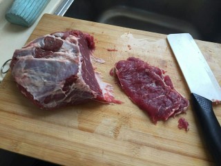 芹菜炒牛肉丝,准备一块牛肉🐂切片切丝（切几片就可以啦剩下我们还可以制造卤牛肉
