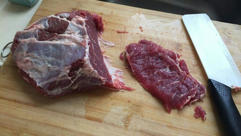 芹菜炒牛肉丝,准备一块牛肉🐂切片切丝（切几片就可以啦剩下我们还可以制造卤牛肉
