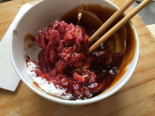 芹菜炒牛肉丝,筷子搅拌均匀