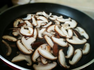 #猪年#五花肉炒香菇,锅中烧开水，放入香菇焯水
