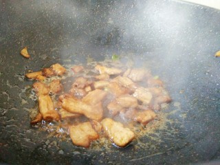 #猪年#五花肉炒香菇,炒至均匀上色，炒出油脂