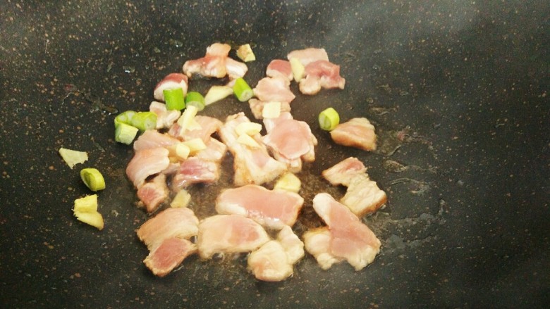 #猪年#五花肉炒香菇,锅里油烧热，放入葱姜，放入肉片翻炒