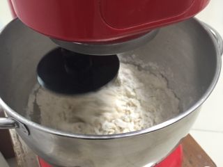 奶黄小面包,启动厨师机搅拌一下。