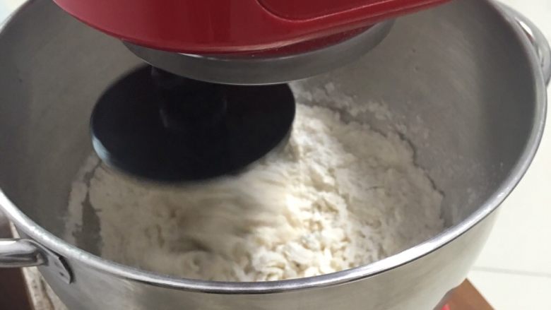 奶黄小面包,启动厨师机搅拌一下。