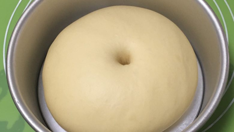 奶黄小面包,发酵完成后拿出，用手指戳一下不反弹。
