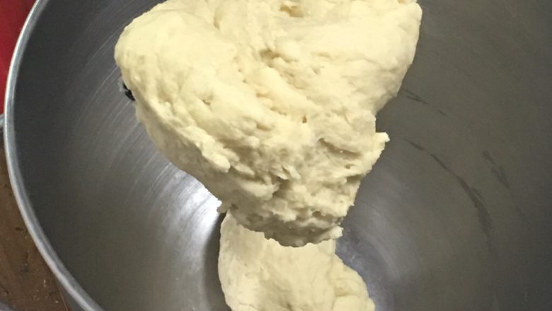 奶黄小面包,启动厨师机揉面20分钟，检查面团状态，还没有光滑继续揉面。