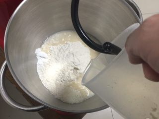 奶黄小面包,发酵液倒入厨师机。