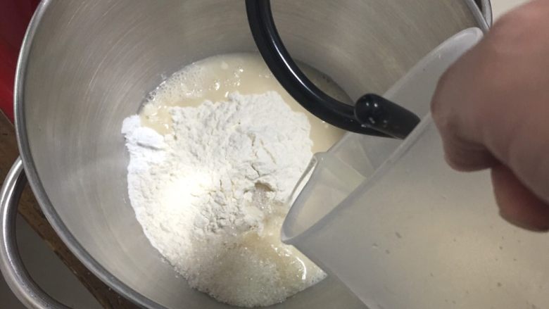 奶黄小面包,发酵液倒入厨师机。