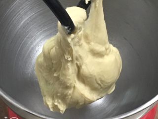 奶黄小面包,继续揉面20分钟。