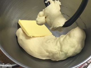 奶黄小面包,加入黄油。