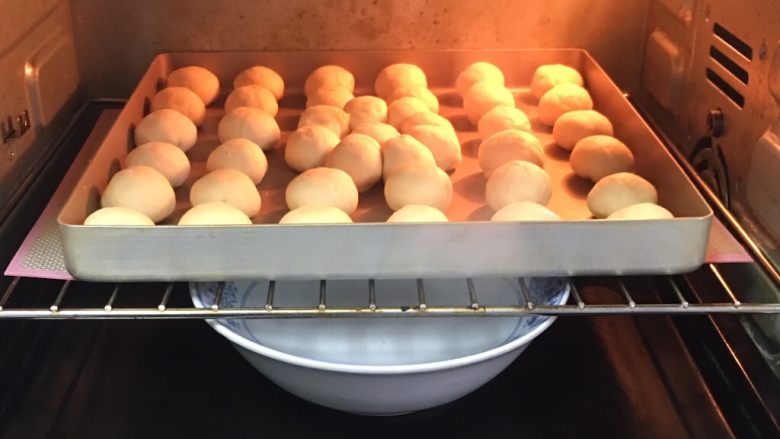 奶黄小面包,送入烤箱两次发酵，方法同上也是60分钟。