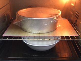 奶黄小面包,烤箱发酵档，底部放一碗热水，模具送入烤箱发酵60分钟。