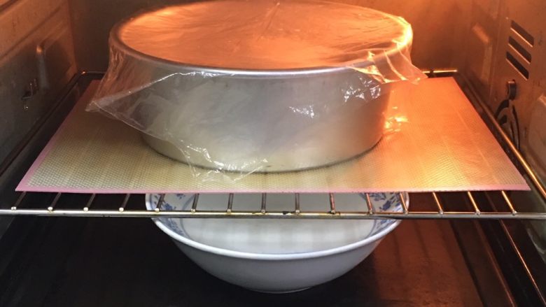 奶黄小面包,烤箱发酵档，底部放一碗热水，模具送入烤箱发酵60分钟。