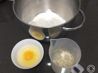 奶黄小面包,高筋粉和泡打粉放入厨师机，盐和细砂糖对角放，清水加温至37度，加入发酵粉孵化。