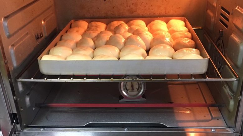 奶黄小面包,烤箱预热至180度，烤制20分钟。
