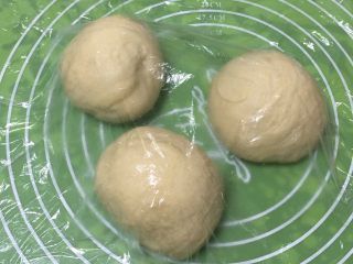 奶黄小面包,分成三个剂子，盖上保鲜膜静置20分钟。