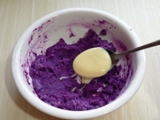 好吃不上火～红枣紫薯发糕,加入炼乳，拌均匀。(可以根据个人口味增减，也可以用细砂糖)