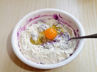 好吃不上火～红枣紫薯发糕,加入面粉，鸡蛋，搅拌均匀。