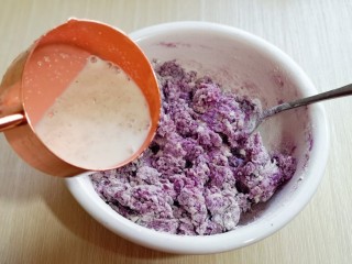 好吃不上火～红枣紫薯发糕,酵母粉加入剩下的牛奶化开，一边加入酵母水，一边搅拌。