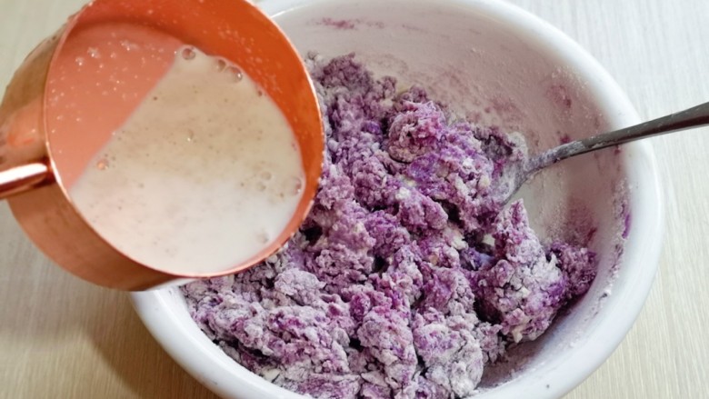 好吃不上火～红枣紫薯发糕,酵母粉加入剩下的牛奶化开，一边加入酵母水，一边搅拌。