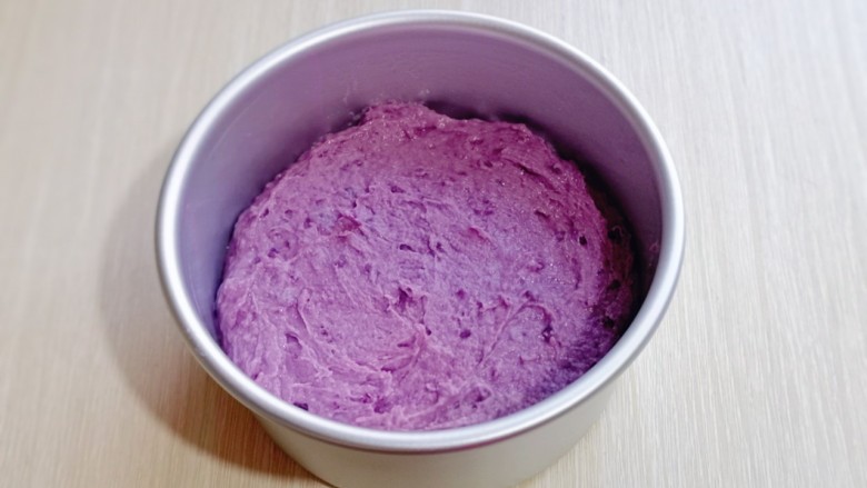 好吃不上火～红枣紫薯发糕,将6寸活底蛋糕模具刷上一层食用油（以便脱模）将发糕糊倒入模具中，抹平。